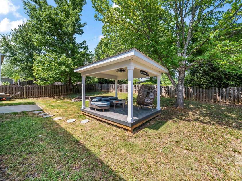 5602 Falkland Drive, Matthews, NC 28104.  MLS# CAR4371523, YatesRealty ID 17242. 