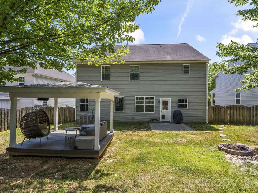 5602 Falkland Drive, Matthews, NC 28104.  MLS# CAR4371523, YatesRealty ID 17242. 