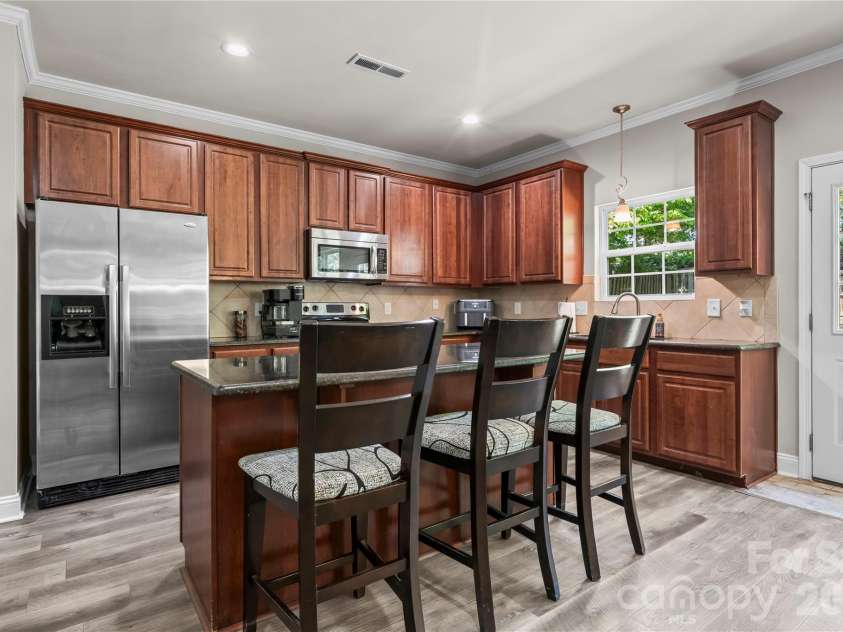 5602 Falkland Drive, Matthews, NC 28104.  MLS# CAR4371523, YatesRealty ID 17242. Ample Cabinetry