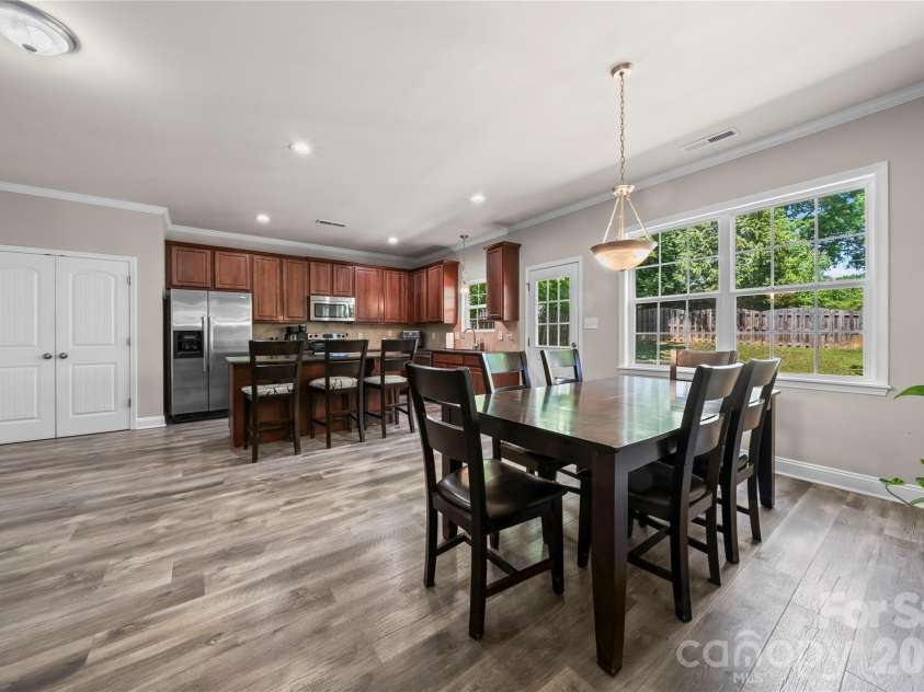 5602 Falkland Drive, Matthews, NC 28104.  MLS# CAR4371523, YatesRealty ID 17242. Beautiful large kitchen
