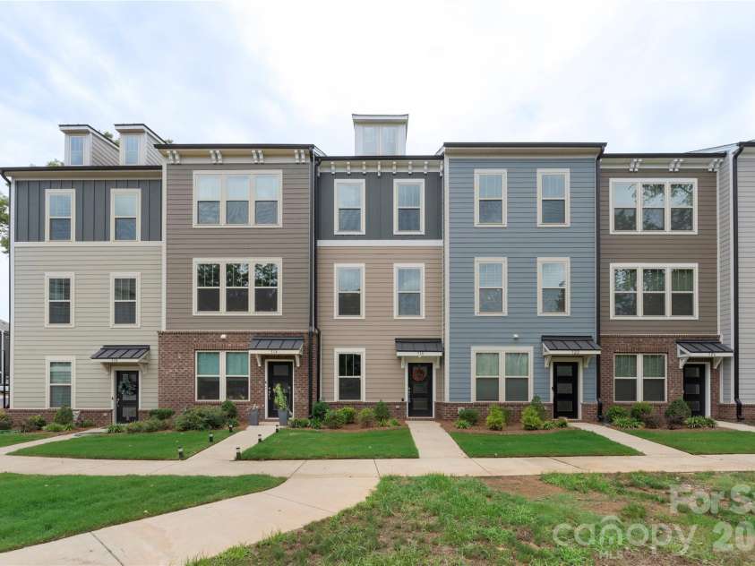 318 Simeon Drive, Charlotte, NC 28208.  MLS# CAR4346950, YatesRealty ID 17243. 