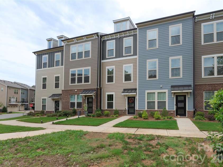 318 Simeon Drive, Charlotte, NC 28208.  MLS# CAR4346950, YatesRealty ID 17243. 