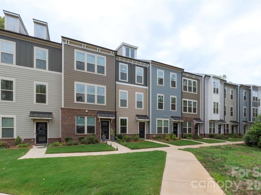 318 Simeon Drive, Charlotte, NC 28208.  MLS# CAR4346950, YatesRealty ID 17243. 