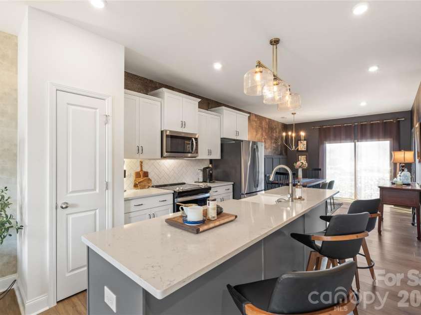 318 Simeon Drive, Charlotte, NC 28208.  MLS# CAR4346950, YatesRealty ID 17243. 