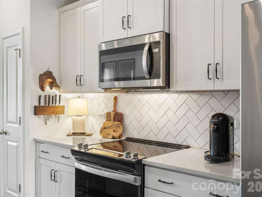 318 Simeon Drive, Charlotte, NC 28208.  MLS# CAR4346950, YatesRealty ID 17243. 