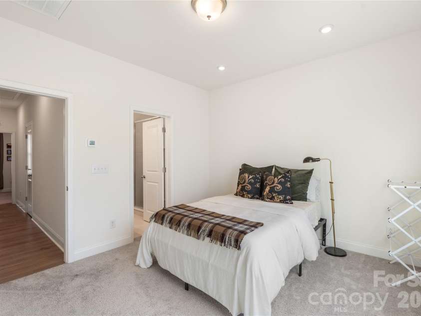 318 Simeon Drive, Charlotte, NC 28208.  MLS# CAR4346950, YatesRealty ID 17243. 
