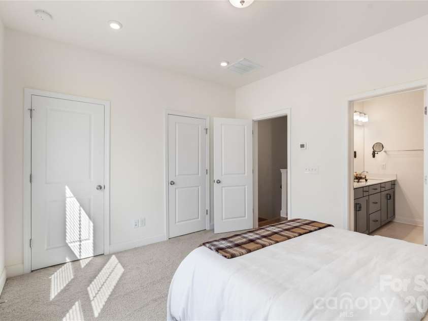 318 Simeon Drive, Charlotte, NC 28208.  MLS# CAR4346950, YatesRealty ID 17243. 