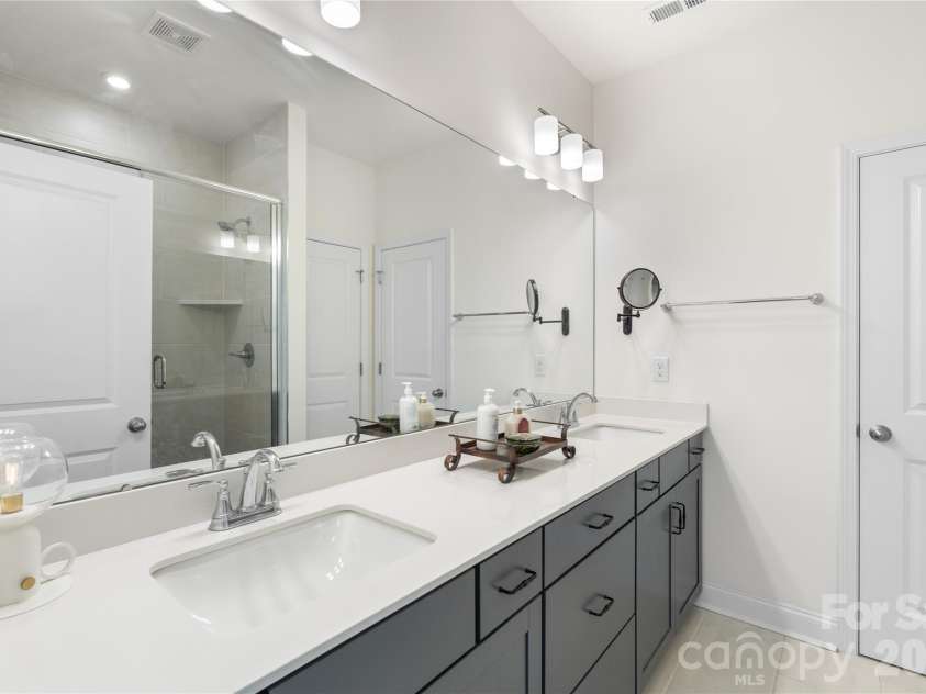 318 Simeon Drive, Charlotte, NC 28208.  MLS# CAR4346950, YatesRealty ID 17243. 