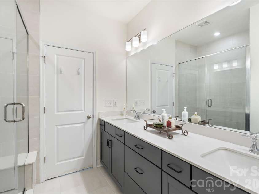 318 Simeon Drive, Charlotte, NC 28208.  MLS# CAR4346950, YatesRealty ID 17243. 