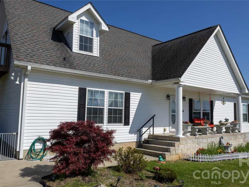 100 Bend View Drive, Marshall, NC 28753.  MLS# CAR4369267, YatesRealty ID 17244. 