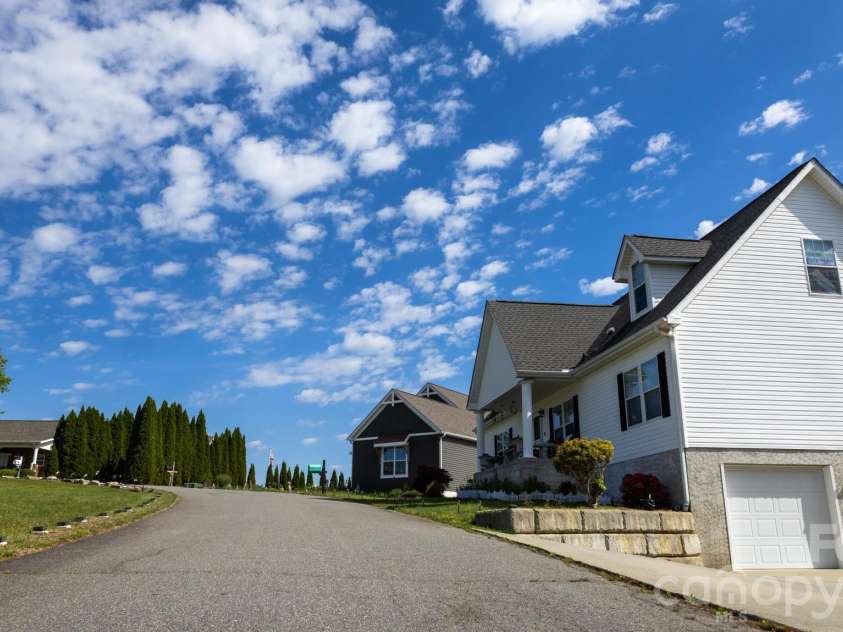 100 Bend View Drive, Marshall, NC 28753.  MLS# CAR4369267, YatesRealty ID 17244. 