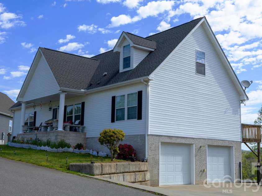 100 Bend View Drive, Marshall, NC 28753.  MLS# CAR4369267, YatesRealty ID 17244. 