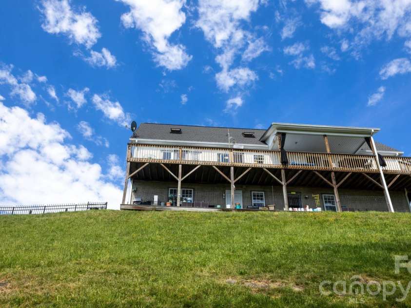 100 Bend View Drive, Marshall, NC 28753.  MLS# CAR4369267, YatesRealty ID 17244. 