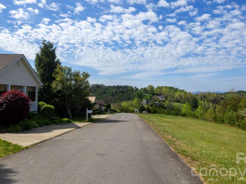 100 Bend View Drive, Marshall, NC 28753.  MLS# CAR4369267, YatesRealty ID 17244. 