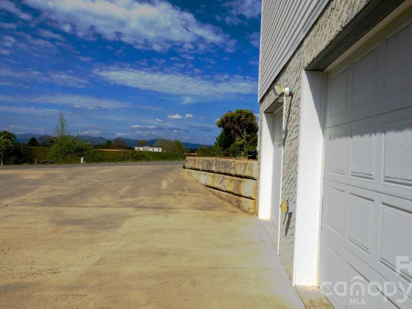 100 Bend View Drive, Marshall, NC 28753.  MLS# CAR4369267, YatesRealty ID 17244. 