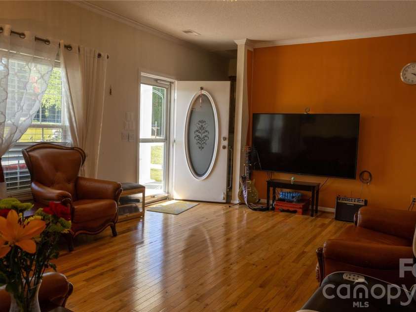 100 Bend View Drive, Marshall, NC 28753.  MLS# CAR4369267, YatesRealty ID 17244. 