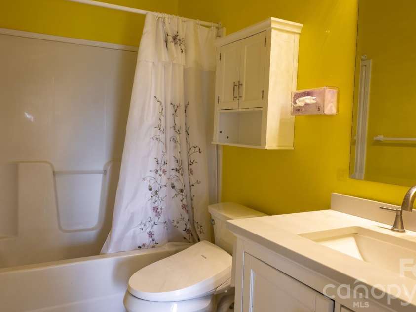 100 Bend View Drive, Marshall, NC 28753.  MLS# CAR4369267, YatesRealty ID 17244. 