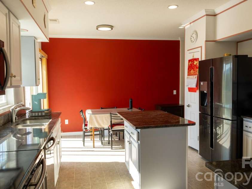 100 Bend View Drive, Marshall, NC 28753.  MLS# CAR4369267, YatesRealty ID 17244. 