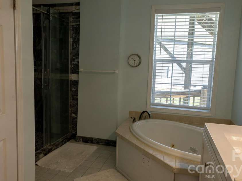 100 Bend View Drive, Marshall, NC 28753.  MLS# CAR4369267, YatesRealty ID 17244. 