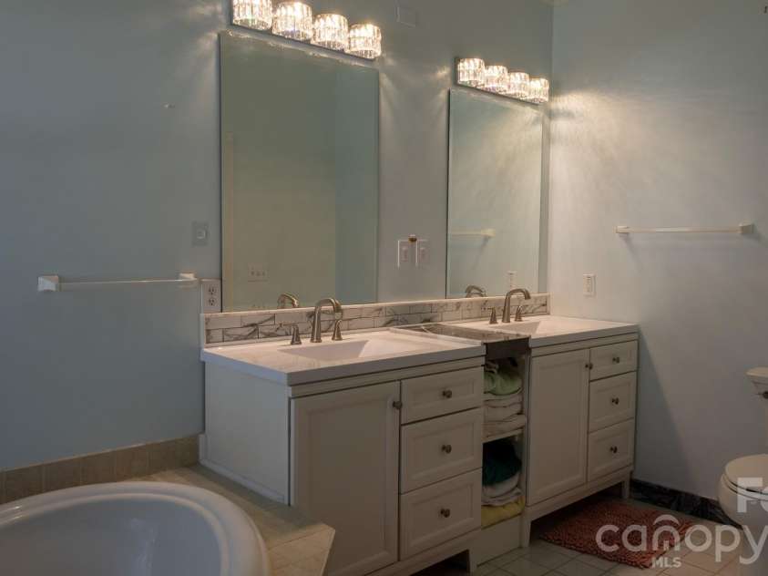 100 Bend View Drive, Marshall, NC 28753.  MLS# CAR4369267, YatesRealty ID 17244. 