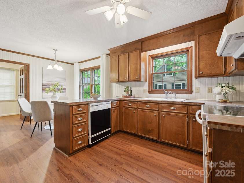 3017 Butter Churn Lane, Matthews, NC 28105.  MLS# CAR4251360, YatesRealty ID 17246. Kitchen