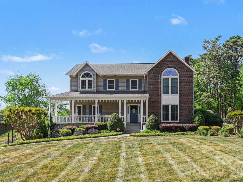 4051 Pinecrest Drive, Hickory, NC 28601.  MLS# CAR4372469, YatesRealty ID 17248. 