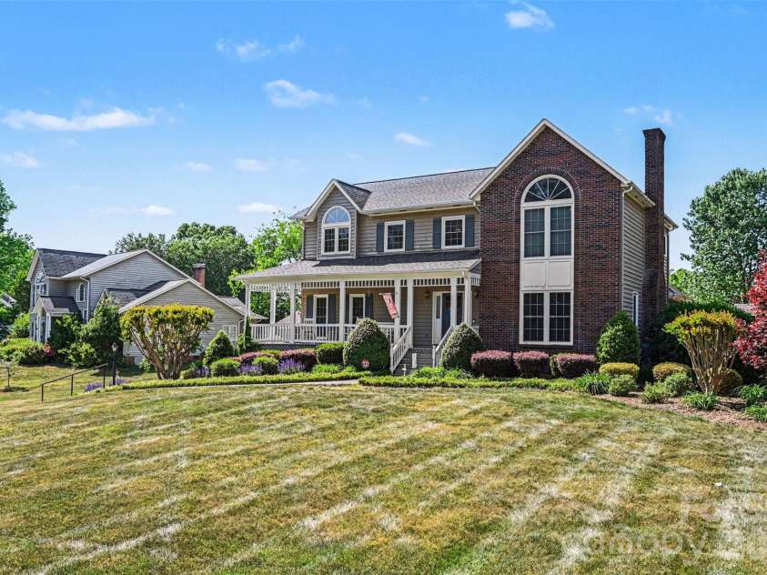 4051 Pinecrest Drive, Hickory, NC 28601.  MLS# CAR4372469, YatesRealty ID 17248. 