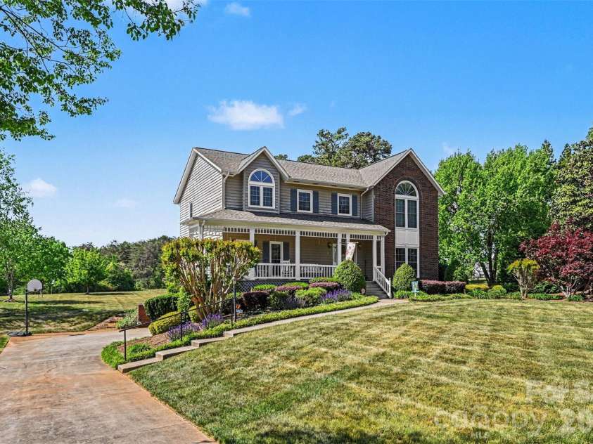 4051 Pinecrest Drive, Hickory, NC 28601.  MLS# CAR4372469, YatesRealty ID 17248. 