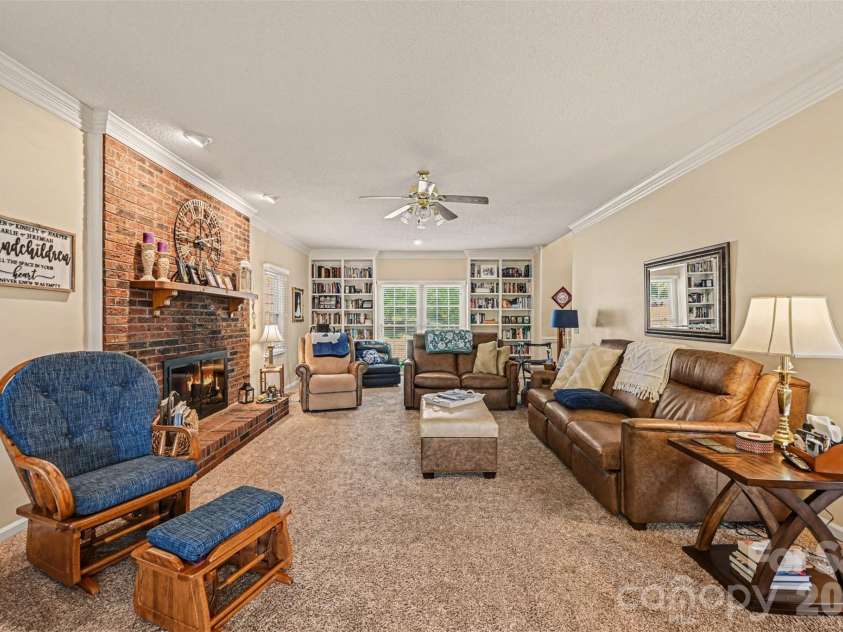 4051 Pinecrest Drive, Hickory, NC 28601.  MLS# CAR4372469, YatesRealty ID 17248. 