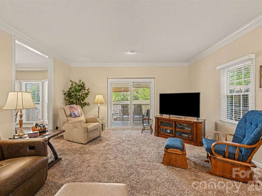 4051 Pinecrest Drive, Hickory, NC 28601.  MLS# CAR4372469, YatesRealty ID 17248. 
