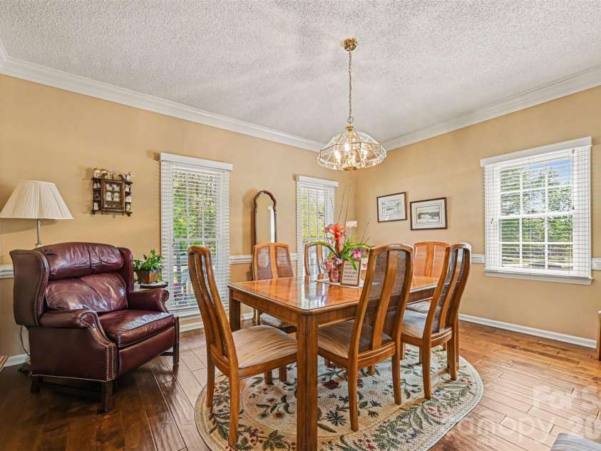 4051 Pinecrest Drive, Hickory, NC 28601.  MLS# CAR4372469, YatesRealty ID 17248. 