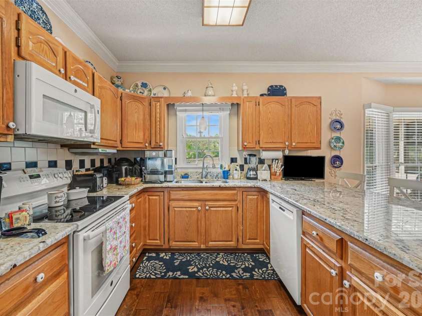 4051 Pinecrest Drive, Hickory, NC 28601.  MLS# CAR4372469, YatesRealty ID 17248. 