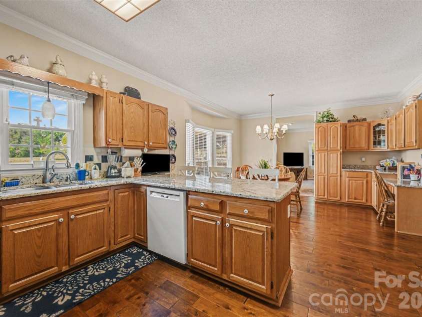 4051 Pinecrest Drive, Hickory, NC 28601.  MLS# CAR4372469, YatesRealty ID 17248. 