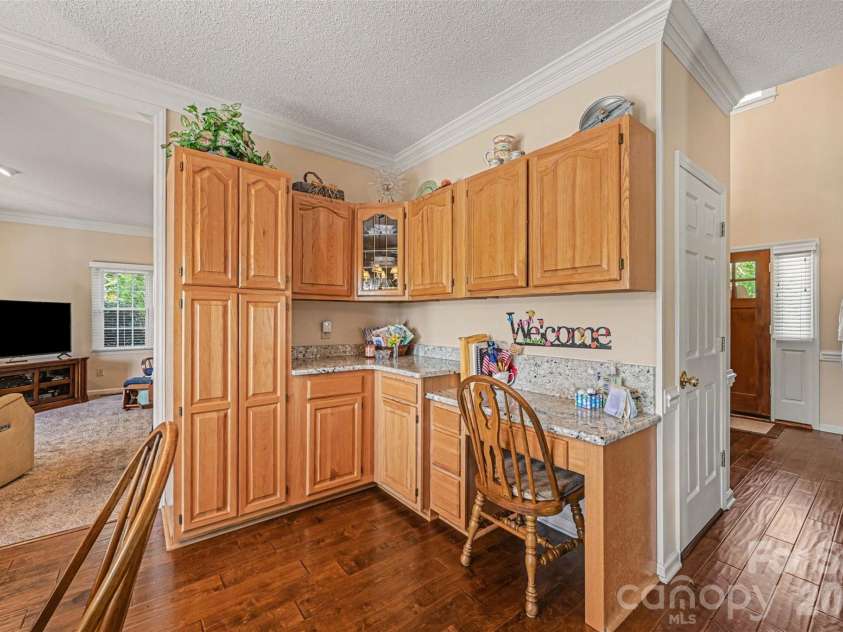 4051 Pinecrest Drive, Hickory, NC 28601.  MLS# CAR4372469, YatesRealty ID 17248. 