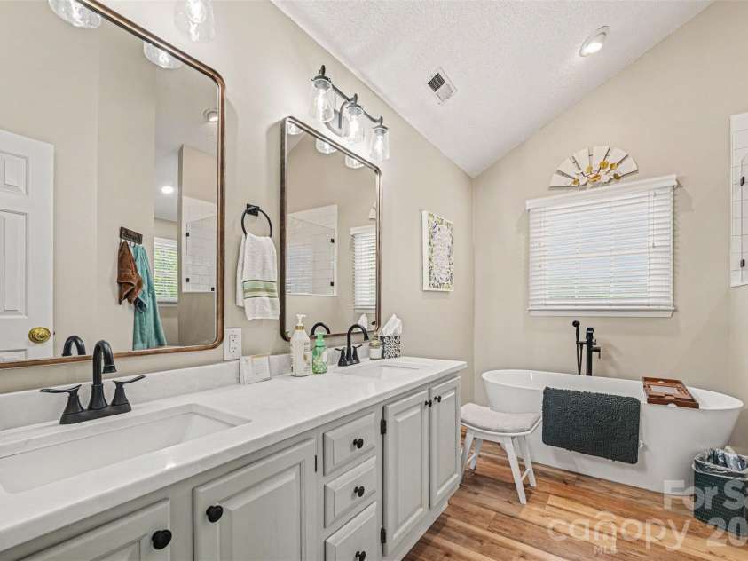 4051 Pinecrest Drive, Hickory, NC 28601.  MLS# CAR4372469, YatesRealty ID 17248. 
