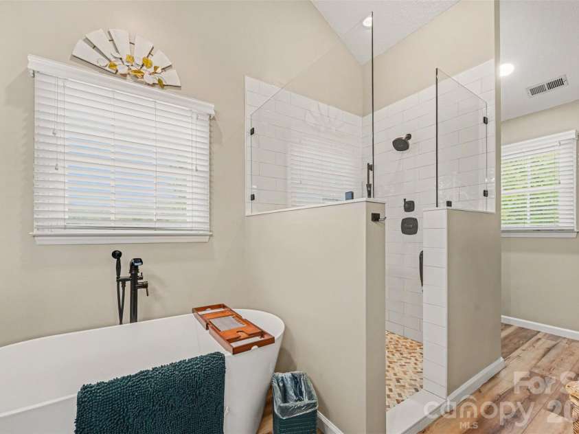 4051 Pinecrest Drive, Hickory, NC 28601.  MLS# CAR4372469, YatesRealty ID 17248. 