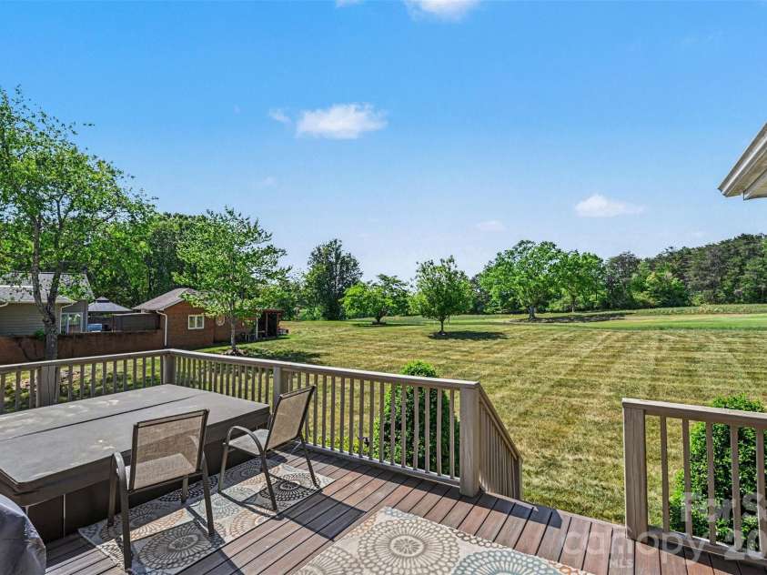 4051 Pinecrest Drive, Hickory, NC 28601.  MLS# CAR4372469, YatesRealty ID 17248. 