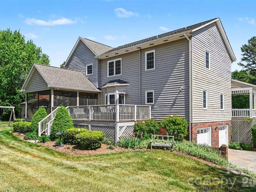 4051 Pinecrest Drive, Hickory, NC 28601.  MLS# CAR4372469, YatesRealty ID 17248. 