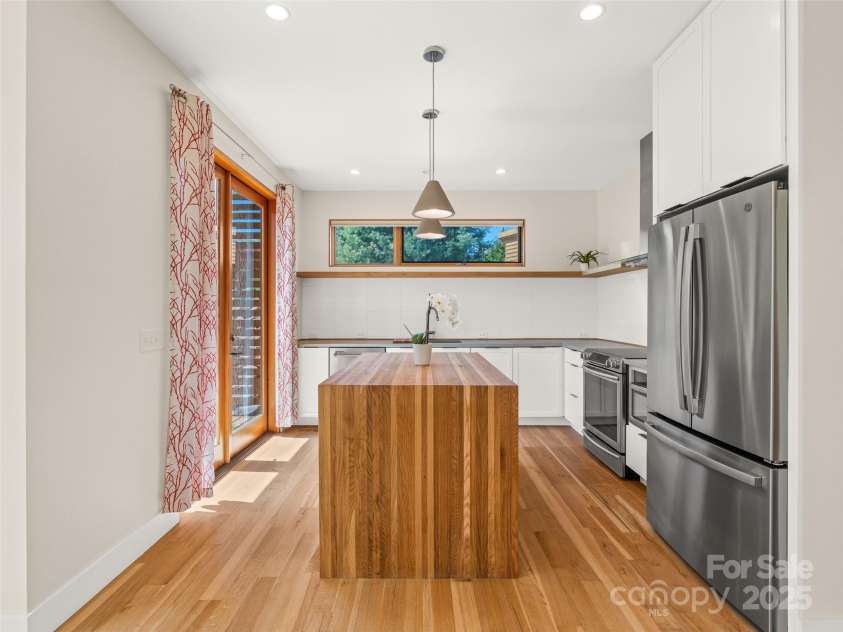 51 Shelburne Woods Drive, Asheville, NC 28806.  MLS# CAR4247776, YatesRealty ID 17248. 