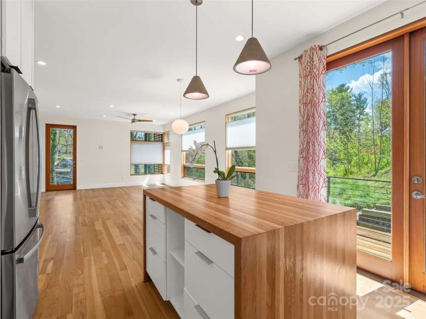 51 Shelburne Woods Drive, Asheville, NC 28806.  MLS# CAR4247776, YatesRealty ID 17248. 