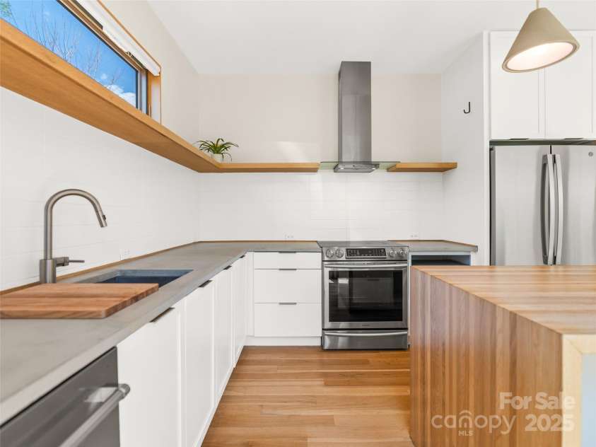 51 Shelburne Woods Drive, Asheville, NC 28806.  MLS# CAR4247776, YatesRealty ID 17248. 