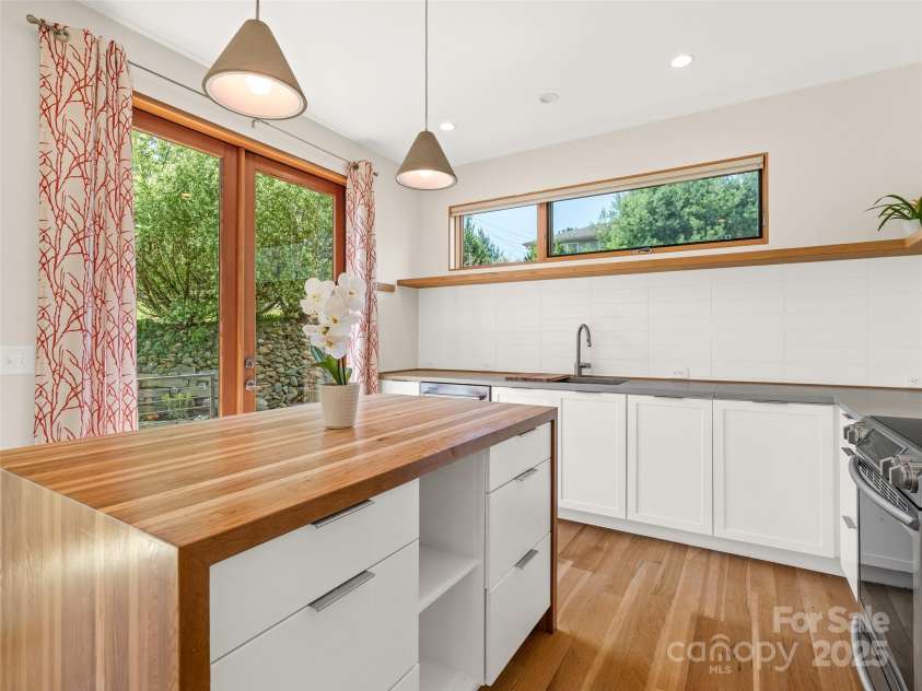 51 Shelburne Woods Drive, Asheville, NC 28806.  MLS# CAR4247776, YatesRealty ID 17248. 