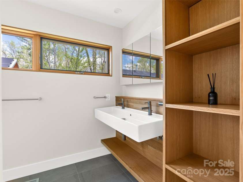 51 Shelburne Woods Drive, Asheville, NC 28806.  MLS# CAR4247776, YatesRealty ID 17248. 