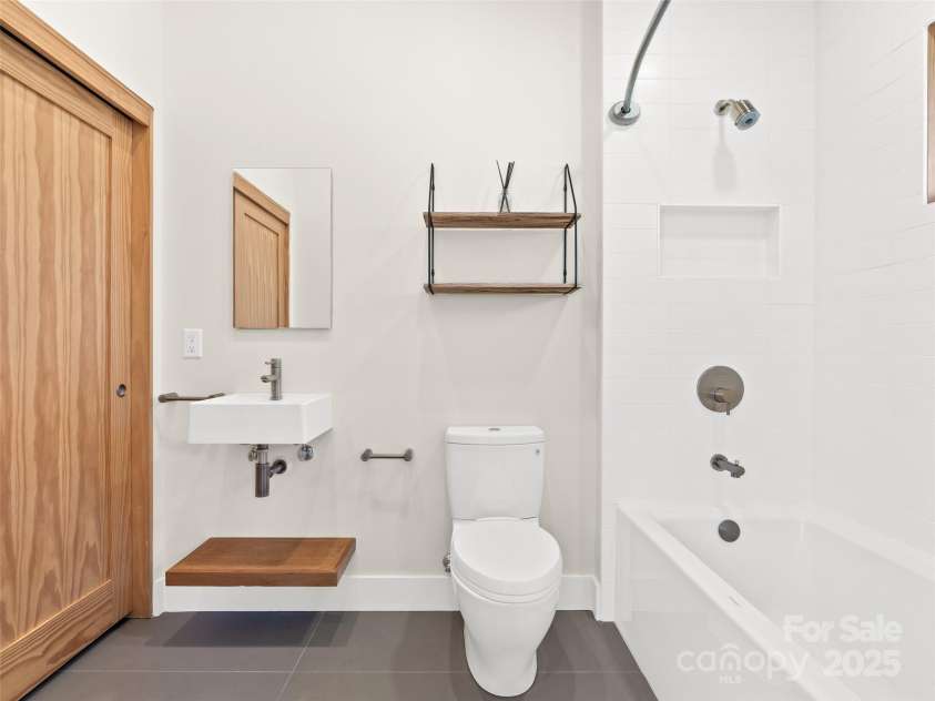 51 Shelburne Woods Drive, Asheville, NC 28806.  MLS# CAR4247776, YatesRealty ID 17248. 