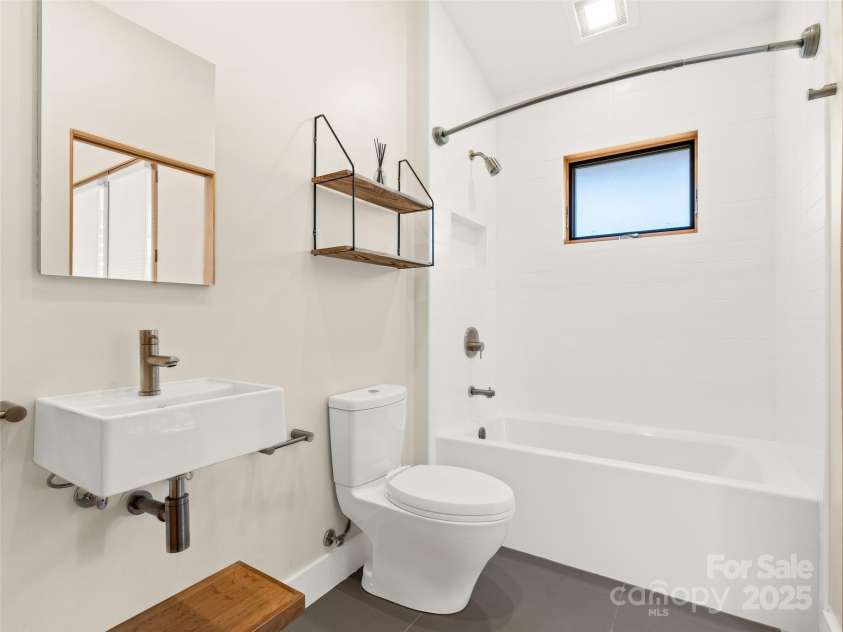 51 Shelburne Woods Drive, Asheville, NC 28806.  MLS# CAR4247776, YatesRealty ID 17248. 