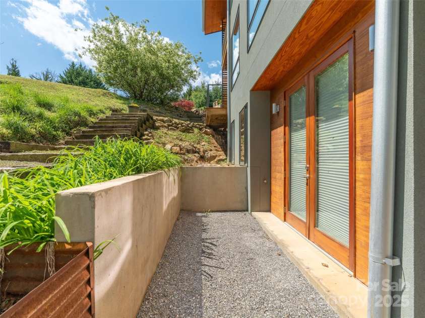 51 Shelburne Woods Drive, Asheville, NC 28806.  MLS# CAR4247776, YatesRealty ID 17248. 