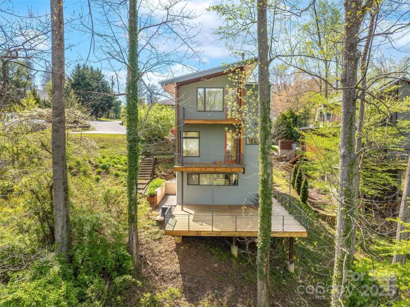 51 Shelburne Woods Drive, Asheville, NC 28806.  MLS# CAR4247776, YatesRealty ID 17248. 