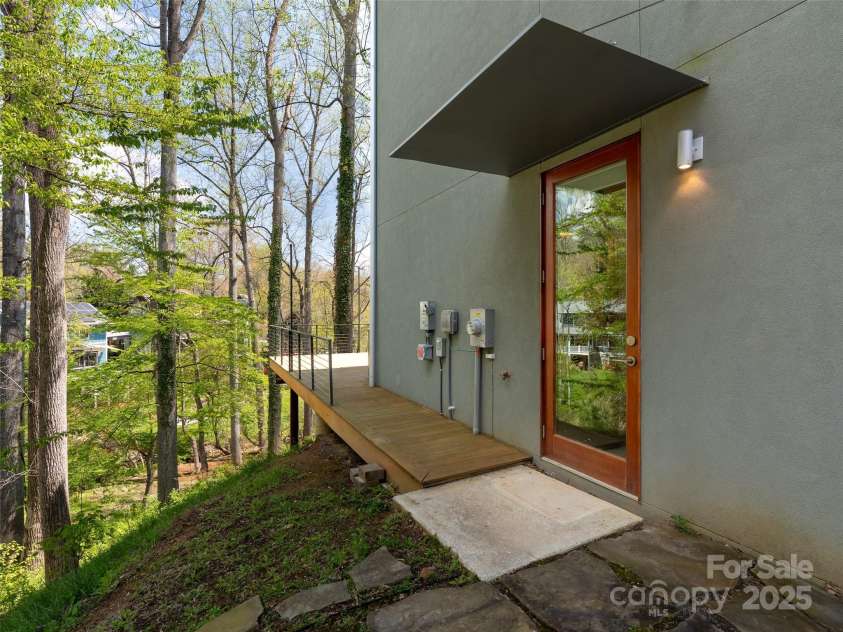 51 Shelburne Woods Drive, Asheville, NC 28806.  MLS# CAR4247776, YatesRealty ID 17248. 