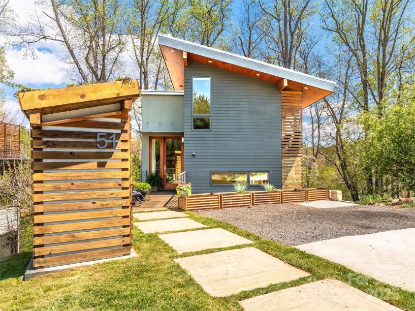 51 Shelburne Woods Drive, Asheville, NC 28806.  MLS# CAR4247776, YatesRealty ID 17248. Great storage at drive