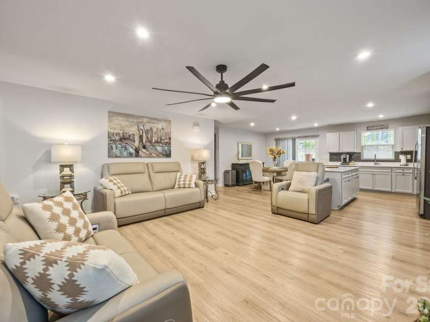 439 Grandiflora Avenue, Lancaster, SC 29720.  MLS# CAR4373456, YatesRealty ID 17249. Living Room